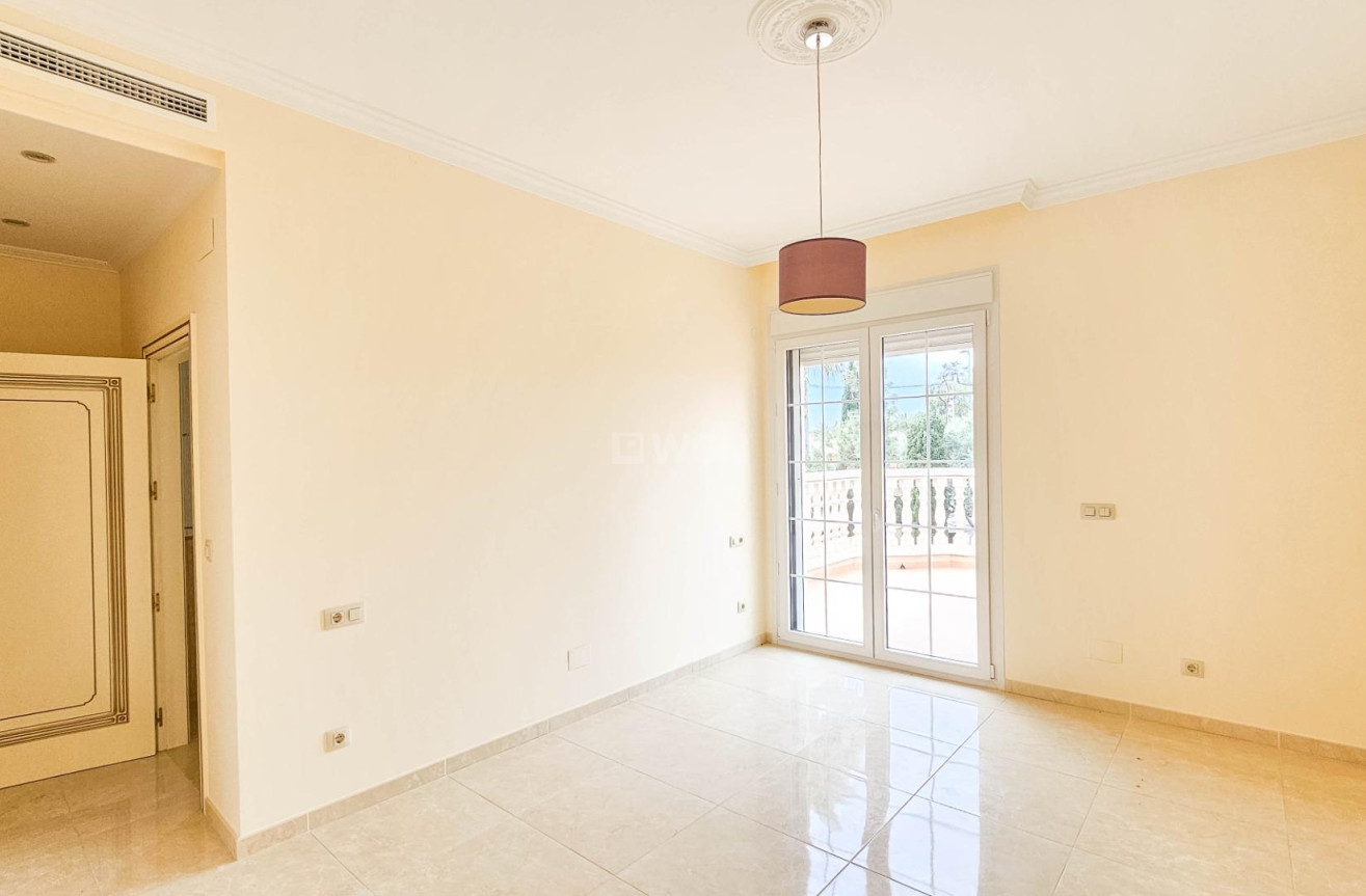 Resale - Villa - Cabo Roig