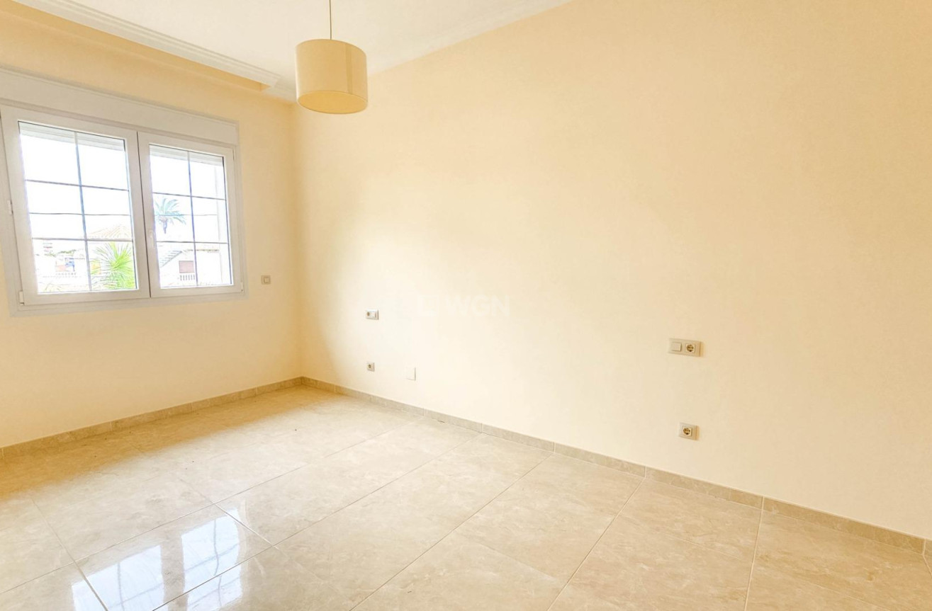 Resale - Villa - Cabo Roig