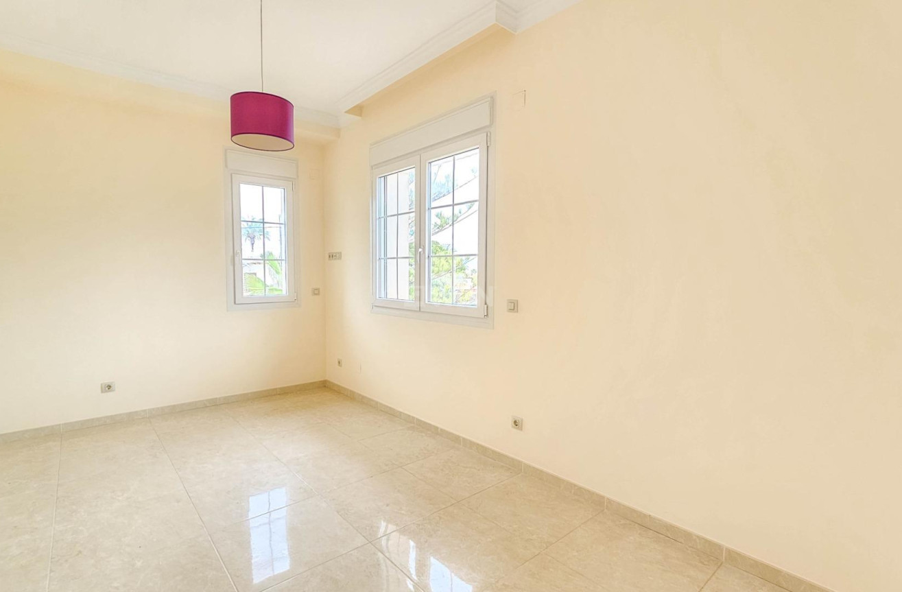 Resale - Villa - Cabo Roig