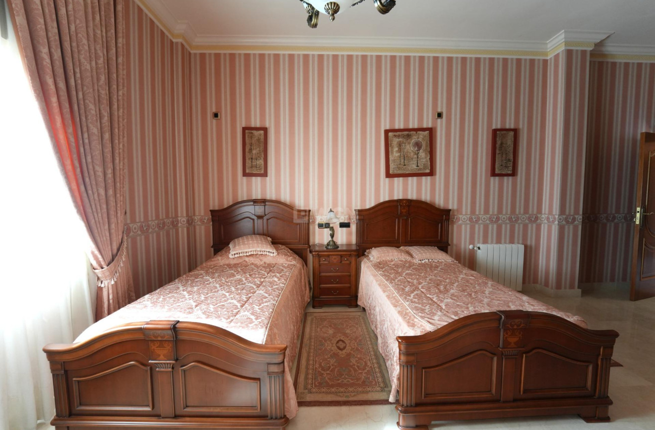 Odsprzedaż - Villa - Orihuela Costa - Campoamor