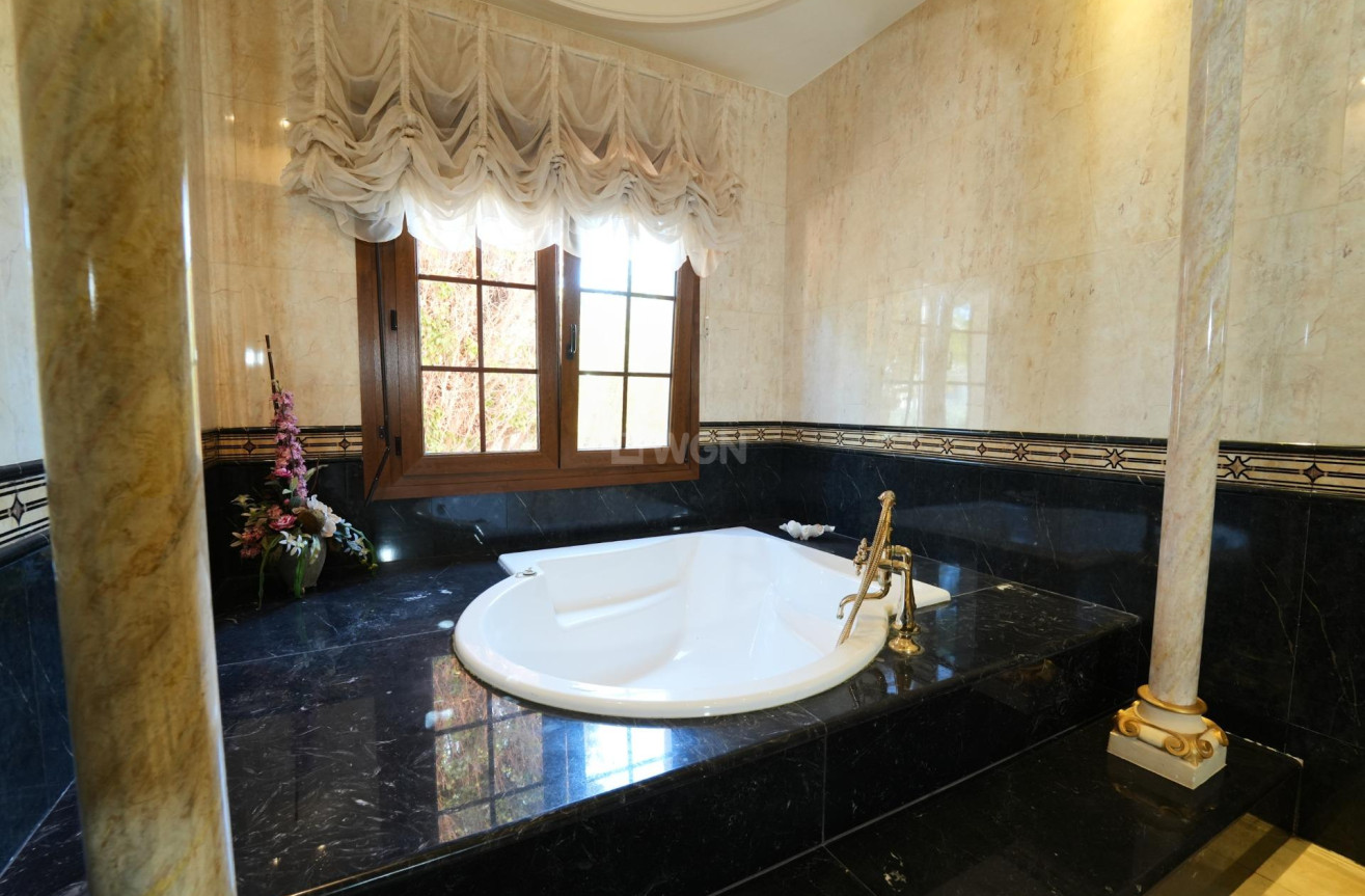 Odsprzedaż - Villa - Orihuela Costa - Campoamor