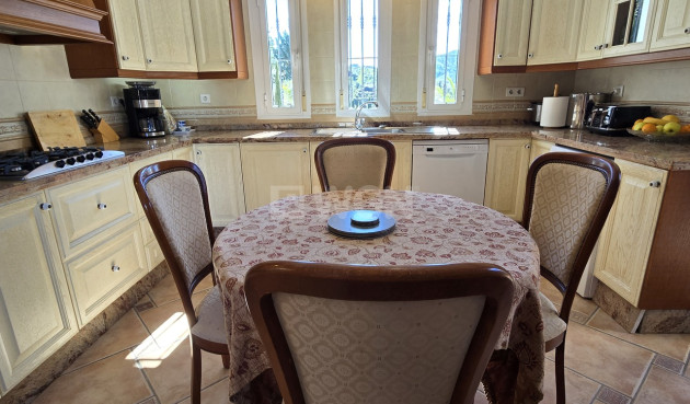 Odsprzedaż - Villa - Vinuela - Inland