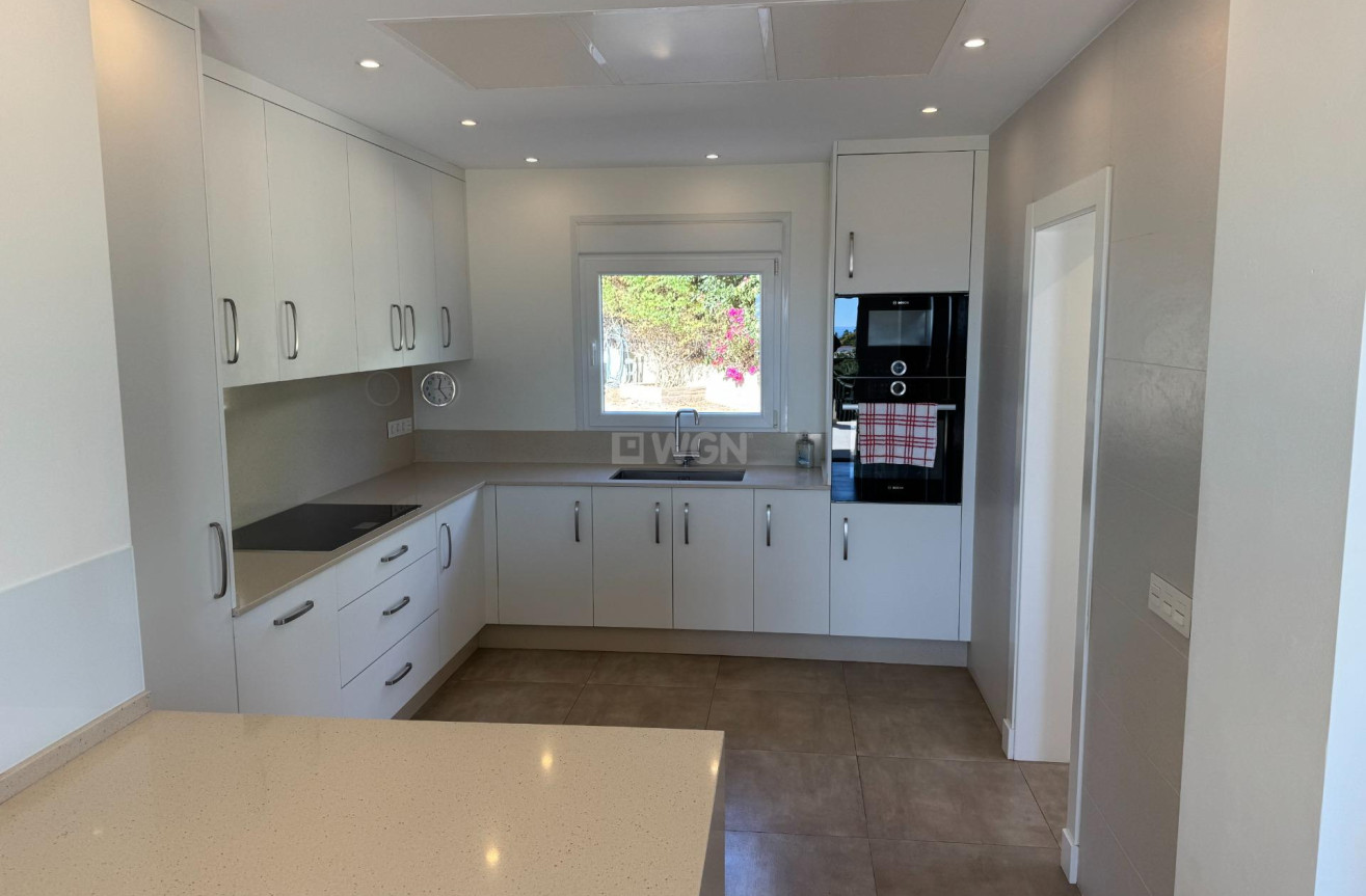 Odsprzedaż - Villa - Estepona - Las Lomas