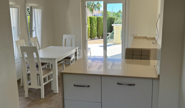 Odsprzedaż - Villa - Estepona - Las Lomas