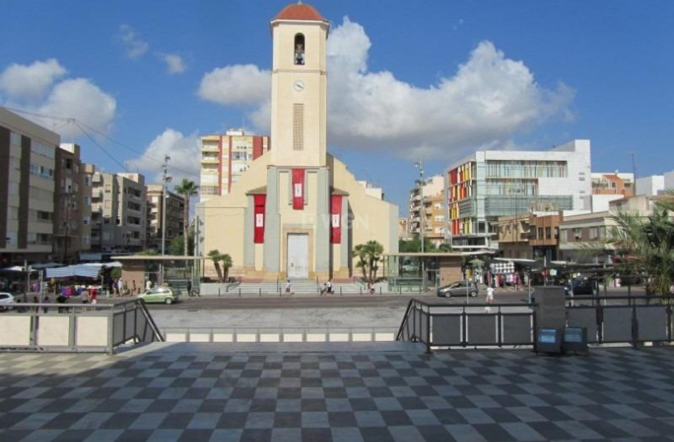 Nowy budynek - Daszek - Guardamar del Segura - Pueblo