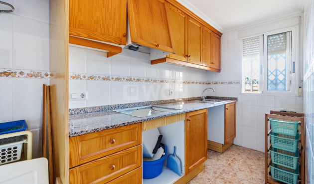 Odsprzedaż - Mieszkanie w bloku - Torrevieja - Playa de los Locos