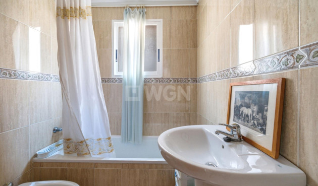 Odsprzedaż - Mieszkanie w bloku - Torrevieja - Playa de los Locos