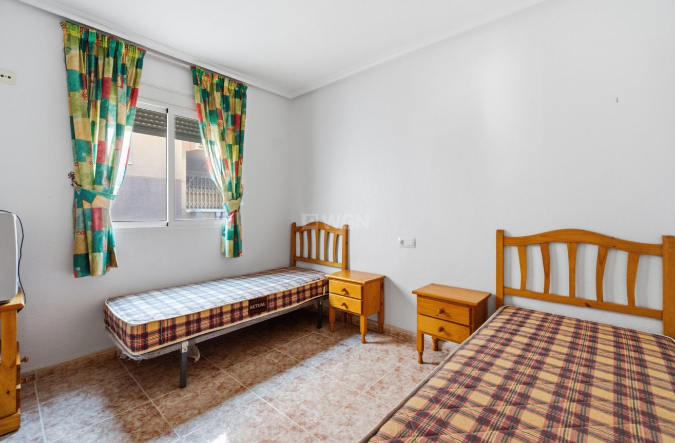 Odsprzedaż - Mieszkanie w bloku - Torrevieja - Playa de los Locos