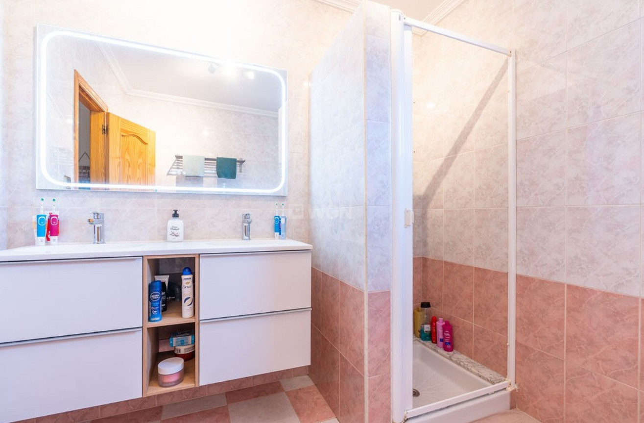 Odsprzedaż - Villa - Hondón de las Nieves - Inland