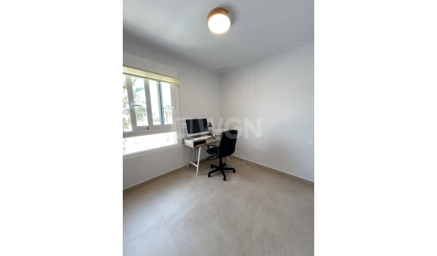 Odsprzedaż - Mieszkanie w bloku - El Raso - Costa Blanca