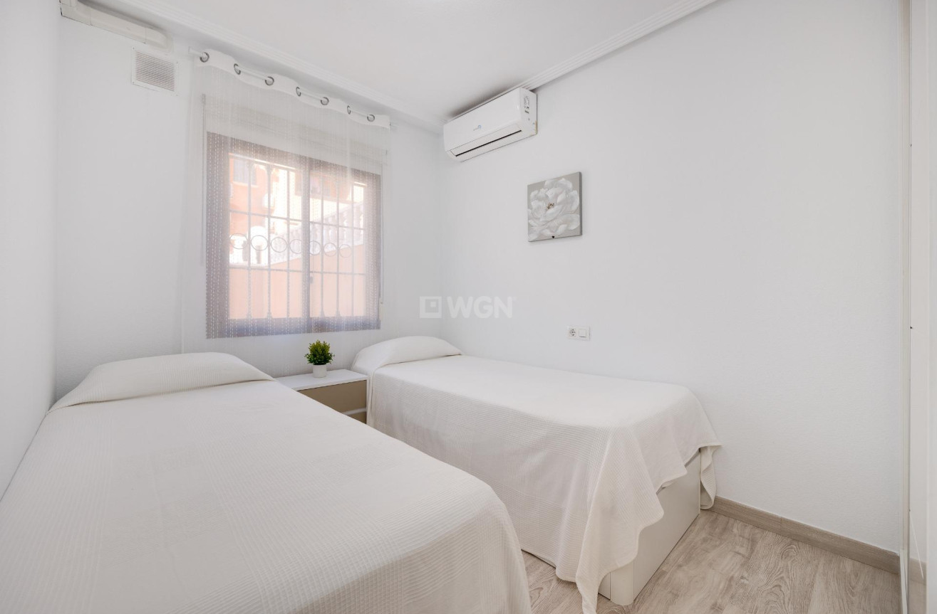 Odsprzedaż - Bungalow - Torrevieja - aguas nuevas