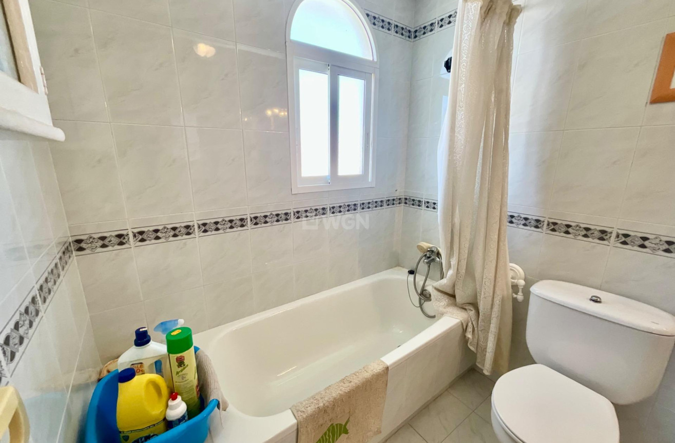 Odsprzedaż - Mieszkanie w bloku - Torrevieja - La Mata