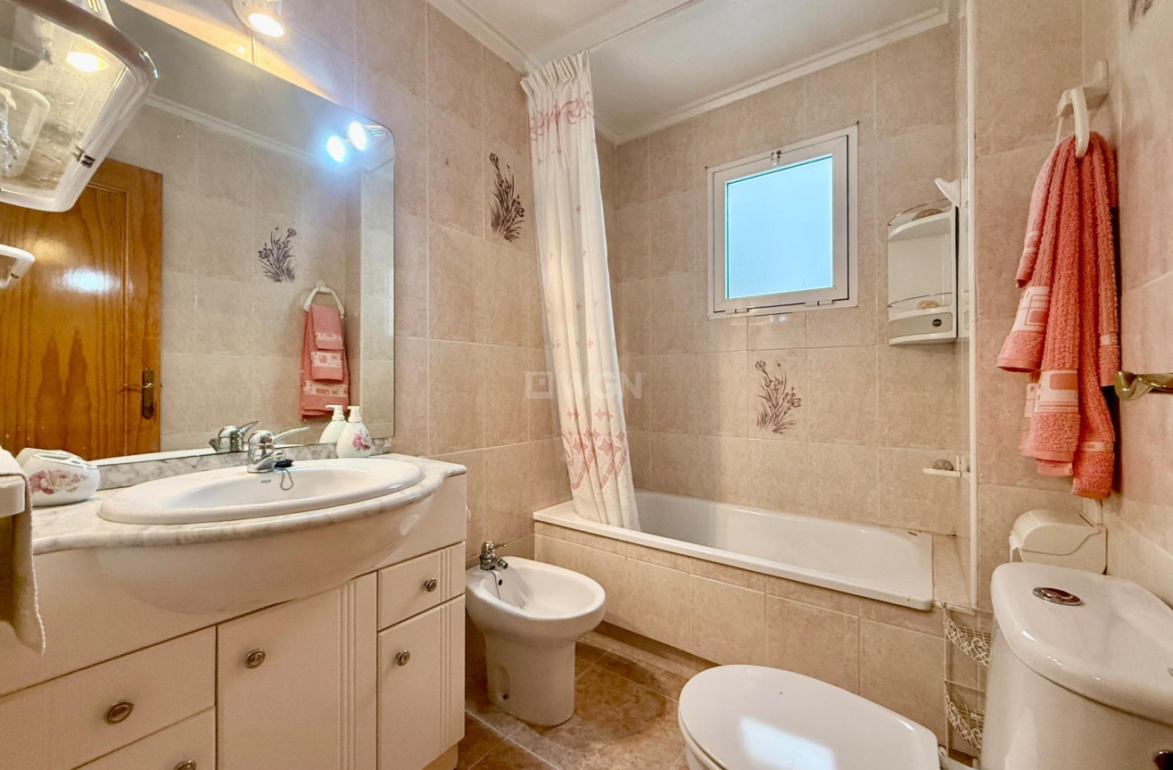 Odsprzedaż - Mieszkanie w bloku - Torrevieja - Centro