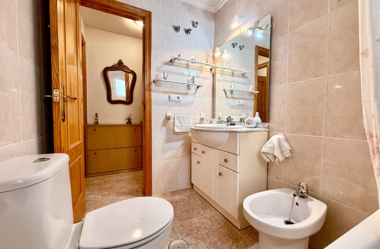 Odsprzedaż - Mieszkanie w bloku - Torrevieja - Centro