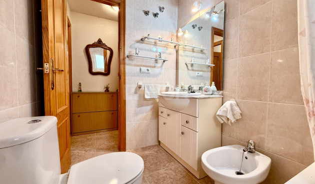 Odsprzedaż - Mieszkanie w bloku - Torrevieja - Centro