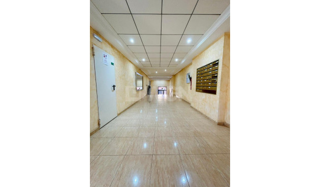 Odsprzedaż - Mieszkanie w bloku - San Isidro - Inland