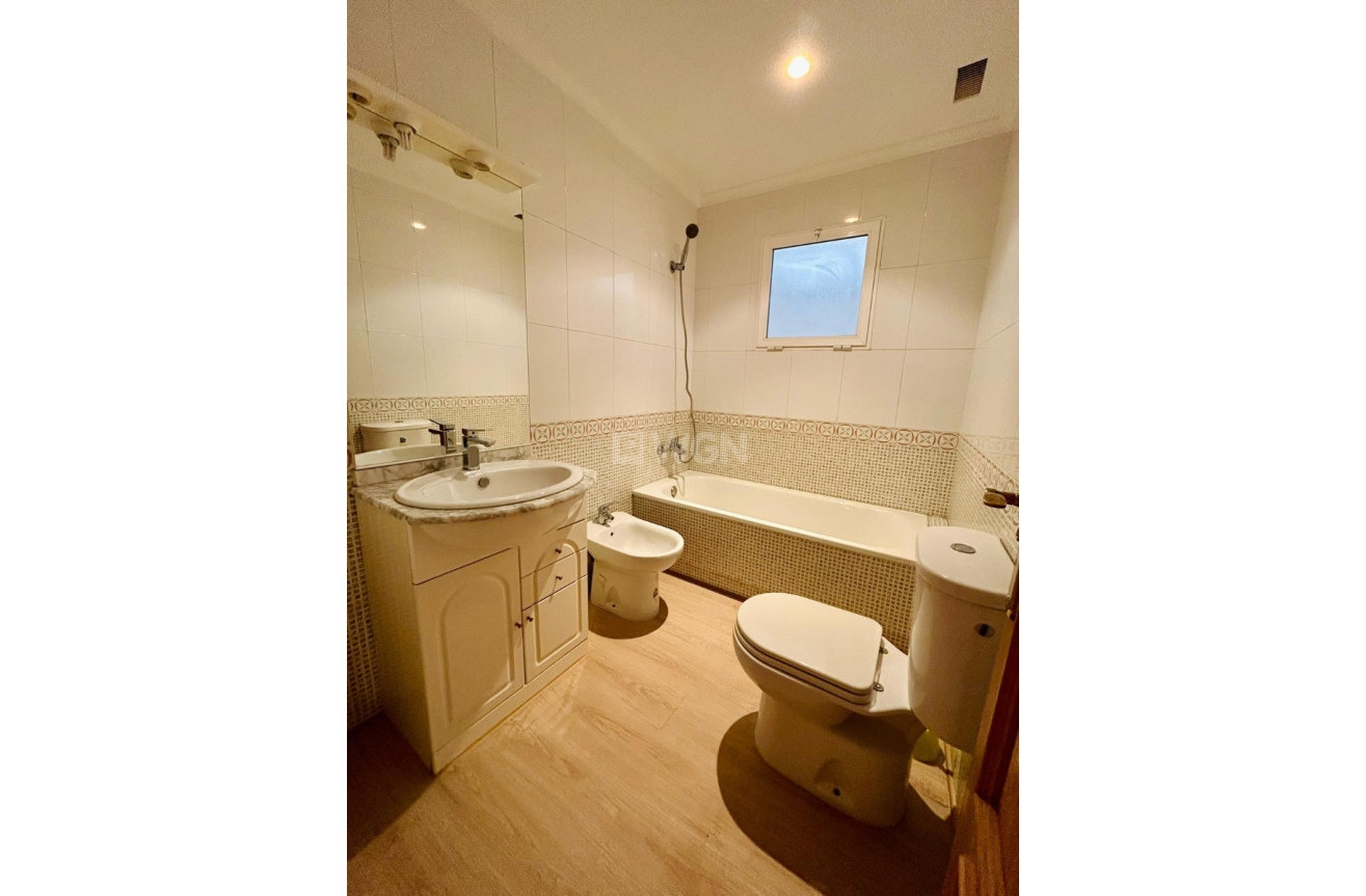 Odsprzedaż - Mieszkanie w bloku - San Isidro - Inland