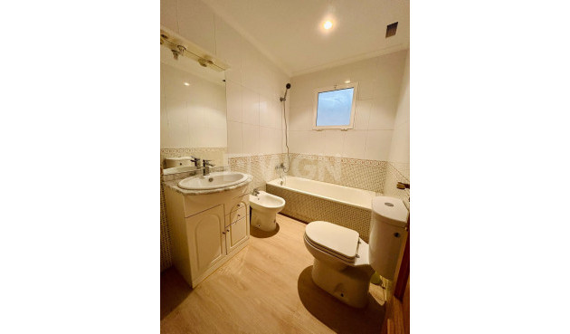 Odsprzedaż - Mieszkanie w bloku - San Isidro - Inland