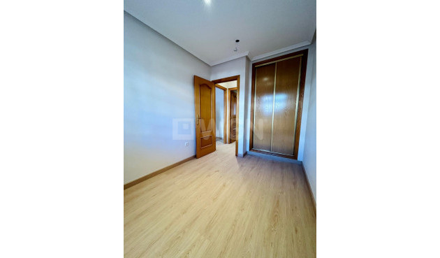 Odsprzedaż - Mieszkanie w bloku - San Isidro - Inland