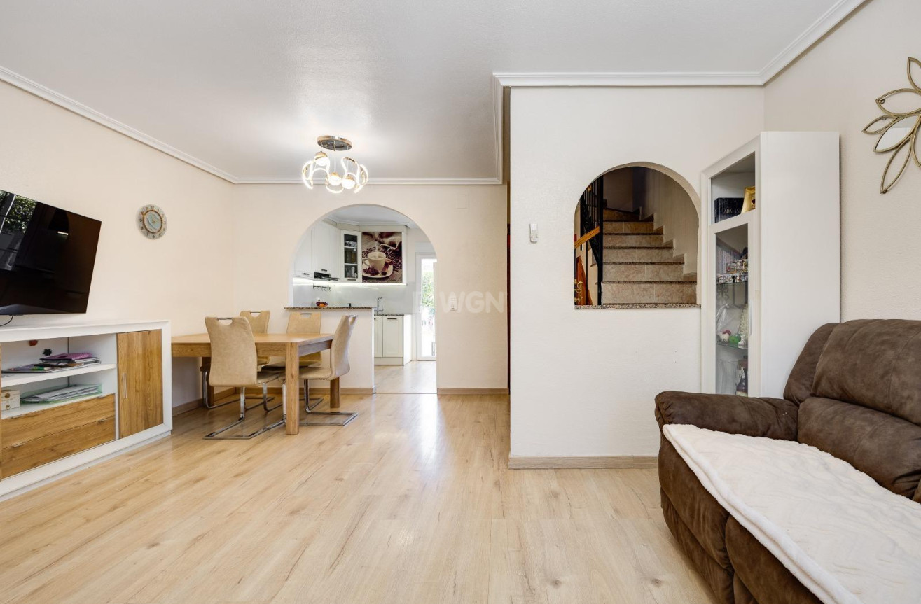 Odsprzedaż - Kamienica - Torrevieja - aguas nuevas