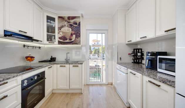 Odsprzedaż - Kamienica - Torrevieja - aguas nuevas