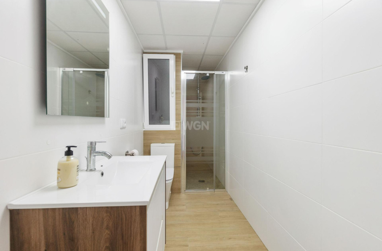 Odsprzedaż - Mieszkanie w bloku - Torrevieja - Playa del Cura