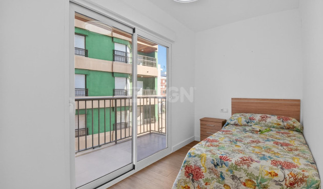 Odsprzedaż - Mieszkanie w bloku - Torrevieja - Playa del Cura