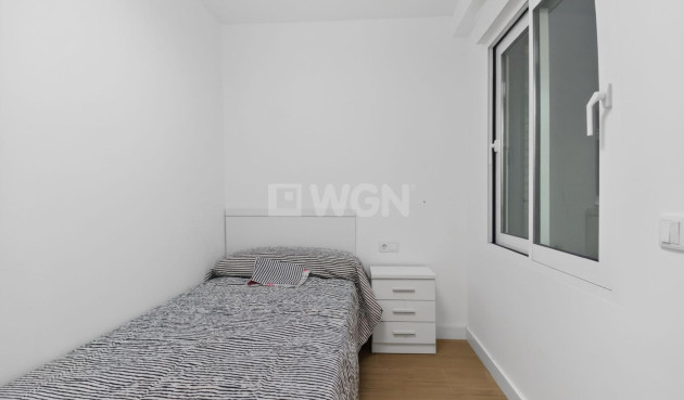 Odsprzedaż - Mieszkanie w bloku - Torrevieja - Playa del Cura