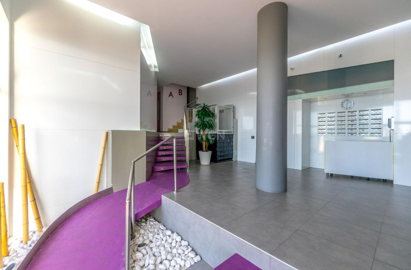 Odsprzedaż - Mieszkanie w bloku - Torrevieja - Playa del Cura