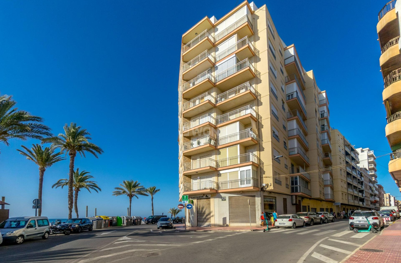 Odsprzedaż - Mieszkanie w bloku - Torrevieja - Playa del Cura