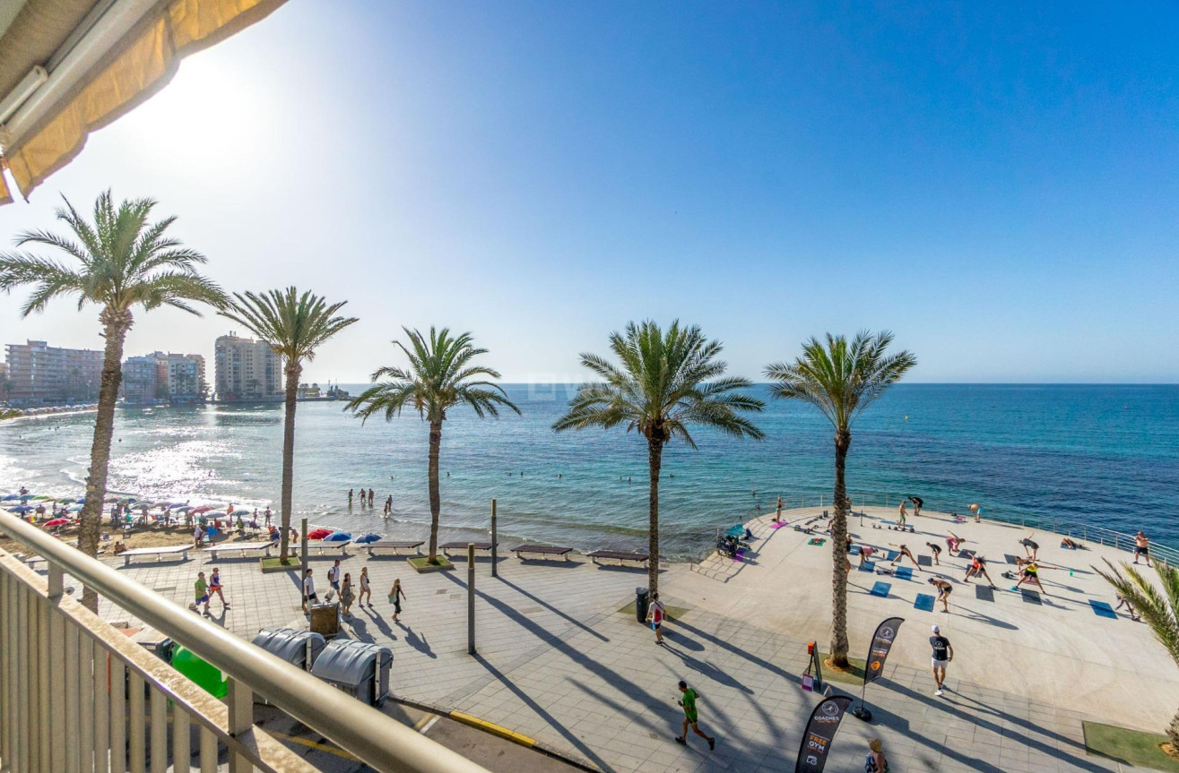Odsprzedaż - Mieszkanie w bloku - Torrevieja - Playa del Cura