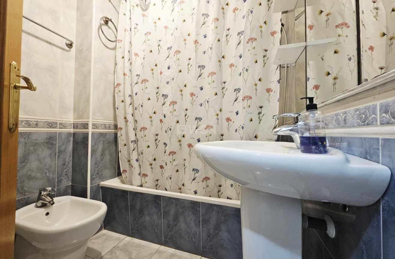 Resale - Apartment / flat - Torrevieja - Estacion De Autobuses