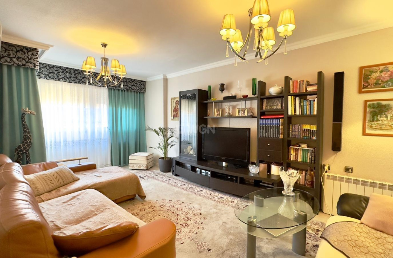 Odsprzedaż - Mieszkanie w bloku - Torrevieja - Centro