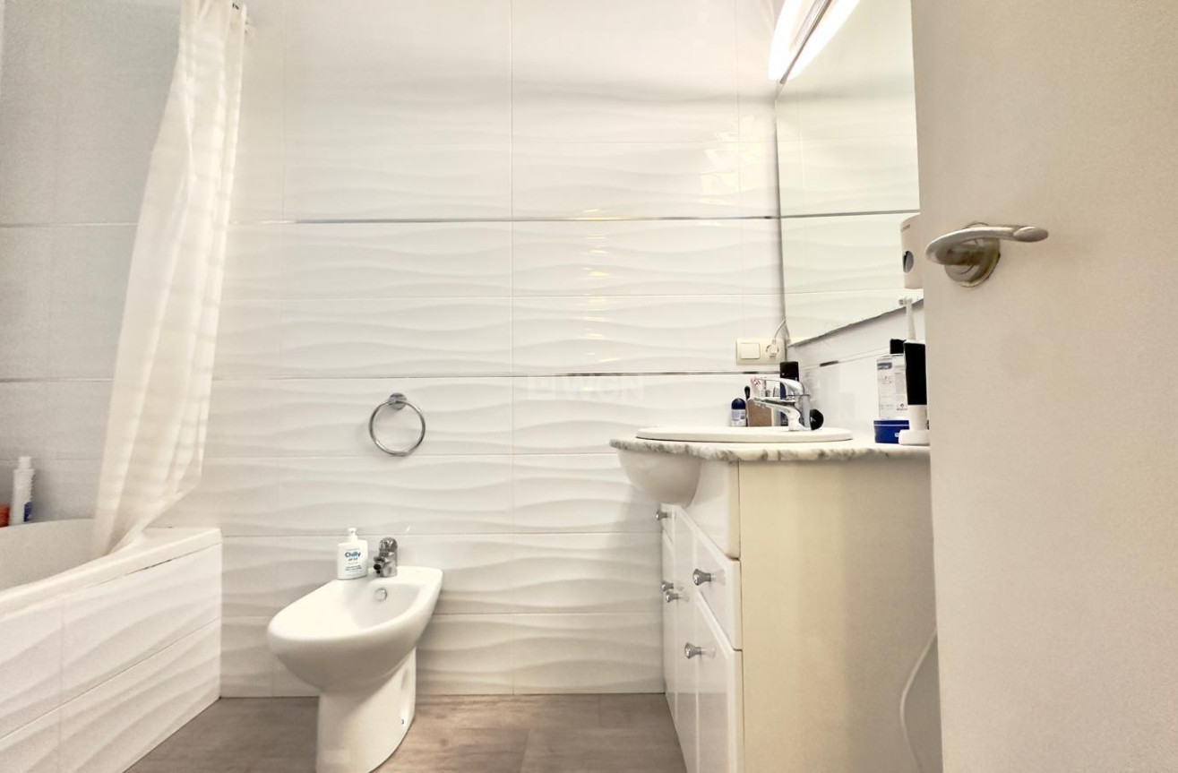 Odsprzedaż - Mieszkanie w bloku - Torrevieja - Centro