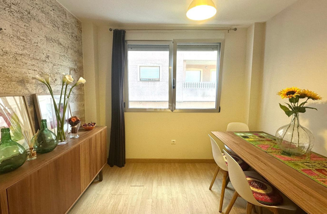 Odsprzedaż - Mieszkanie w bloku - Torrevieja - La Mata