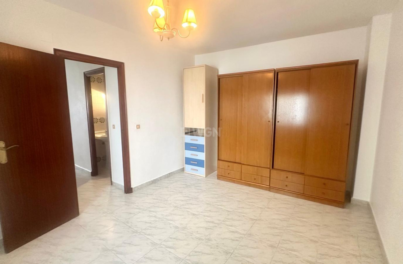 Resale - Apartment / flat - Torrevieja - Estacion De Autobuses