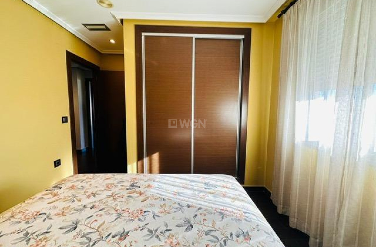 Odsprzedaż - Mieszkanie w bloku - Torrevieja - Estacion De Autobuses