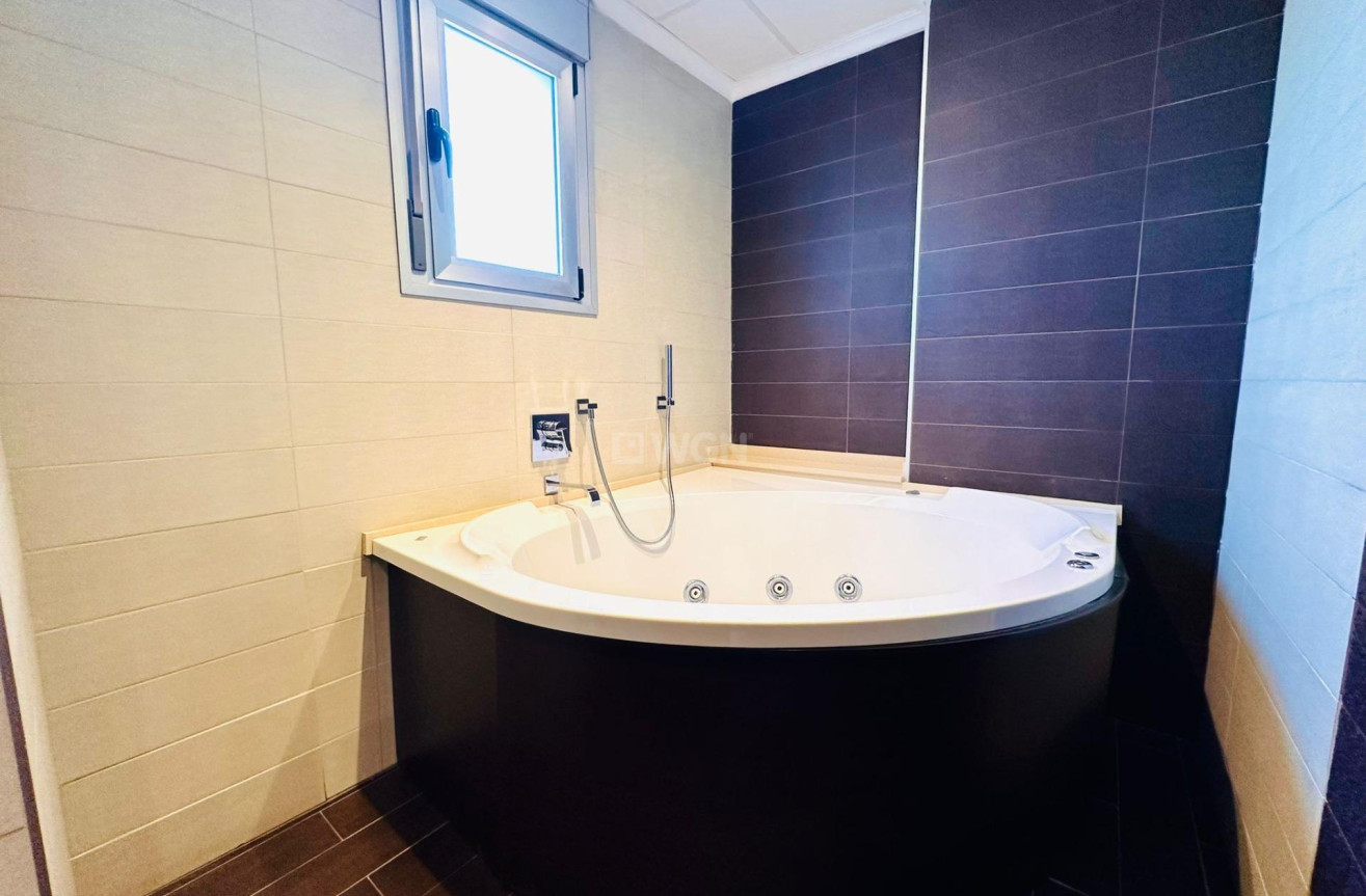 Odsprzedaż - Mieszkanie w bloku - Torrevieja - Estacion De Autobuses