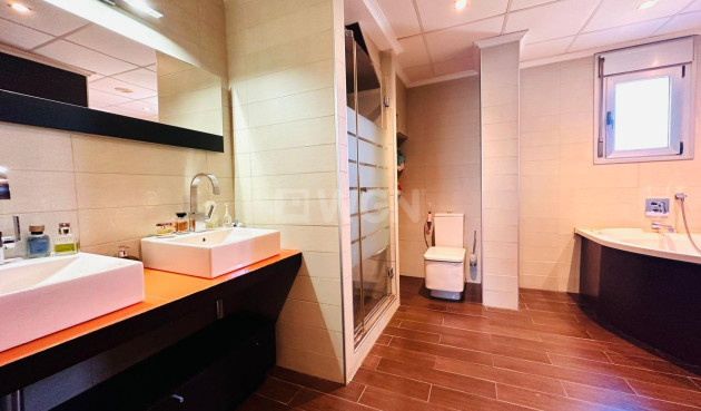 Odsprzedaż - Mieszkanie w bloku - Torrevieja - Estacion De Autobuses