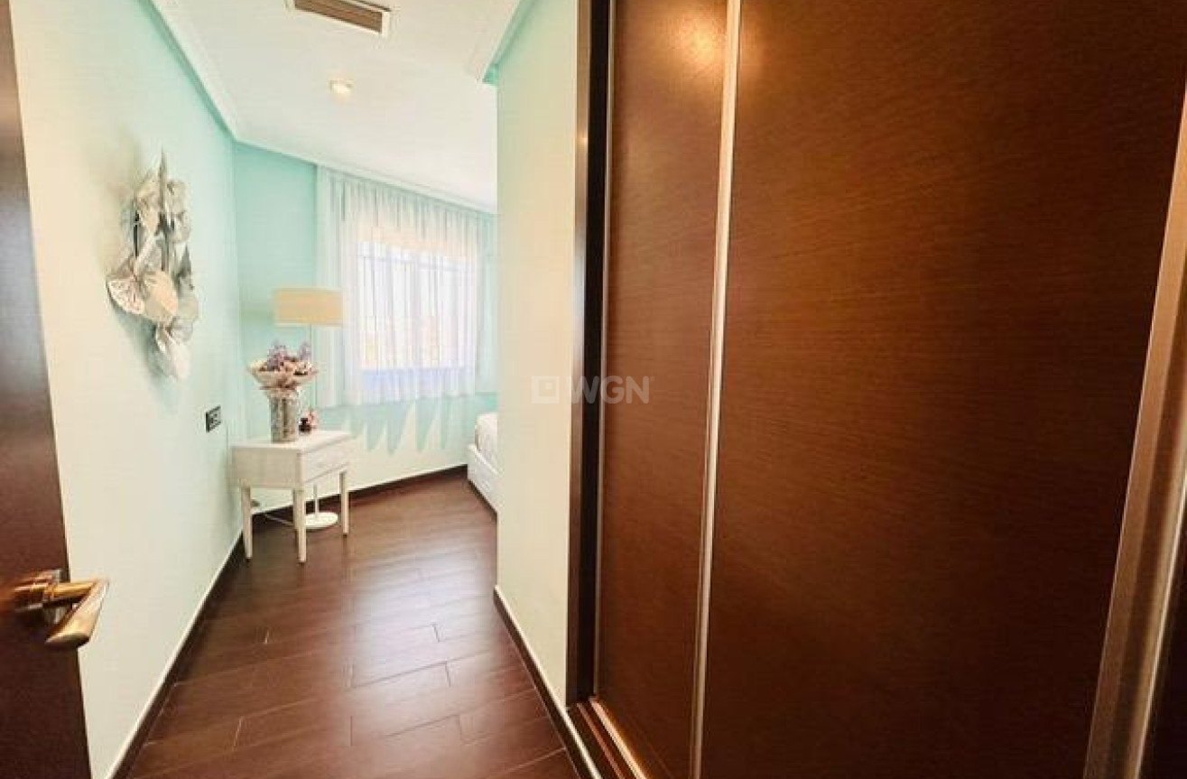 Odsprzedaż - Mieszkanie w bloku - Torrevieja - Estacion De Autobuses