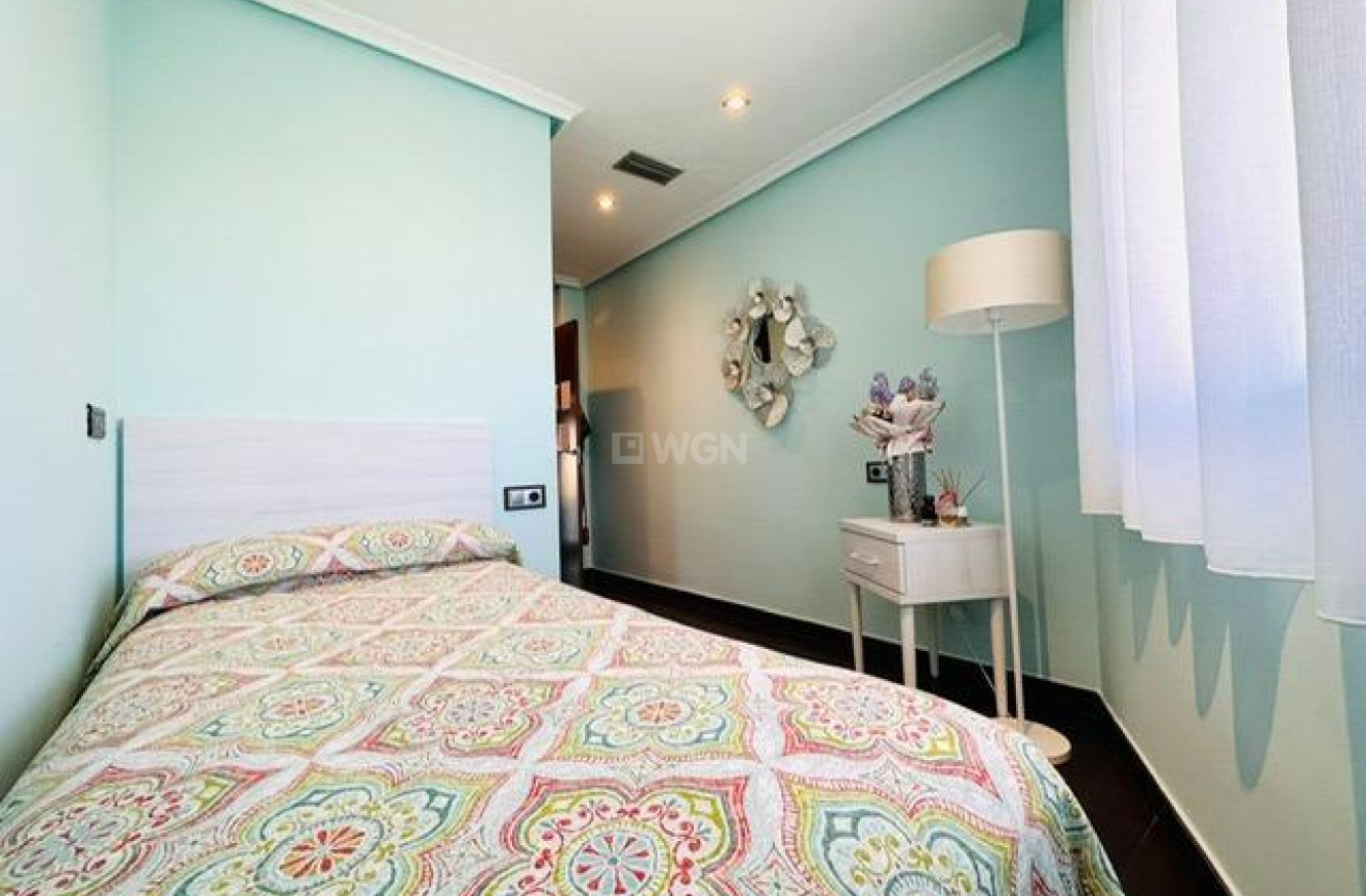 Odsprzedaż - Mieszkanie w bloku - Torrevieja - Estacion De Autobuses