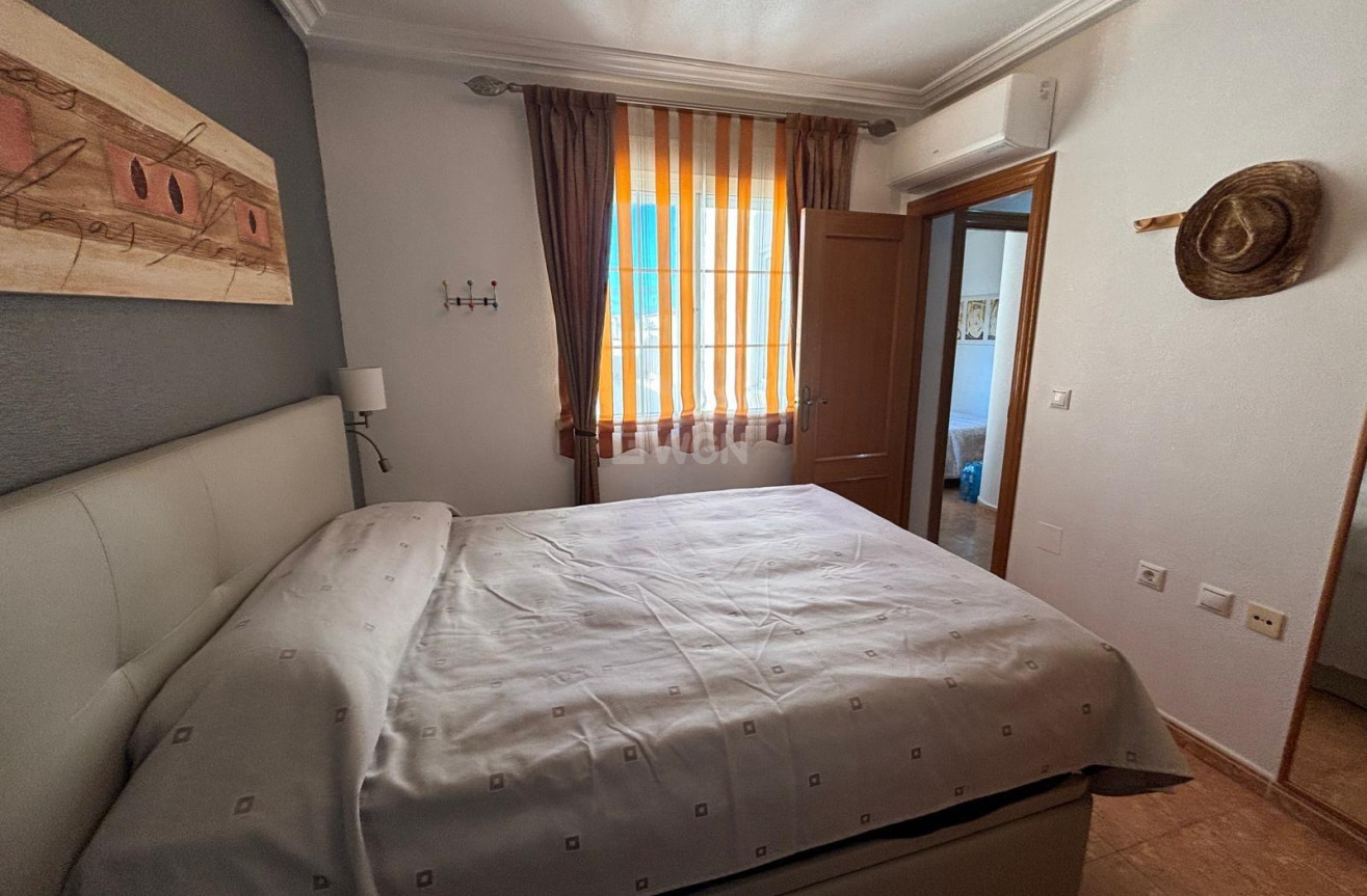 Odsprzedaż - Mieszkanie w bloku - Torrevieja