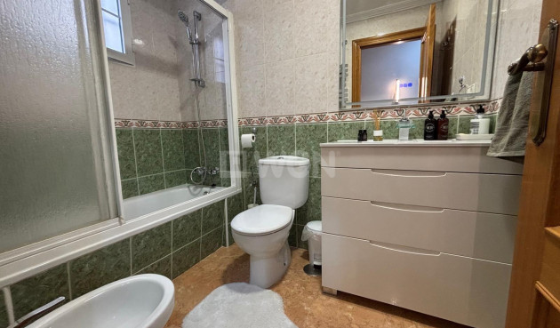 Odsprzedaż - Mieszkanie w bloku - Torrevieja