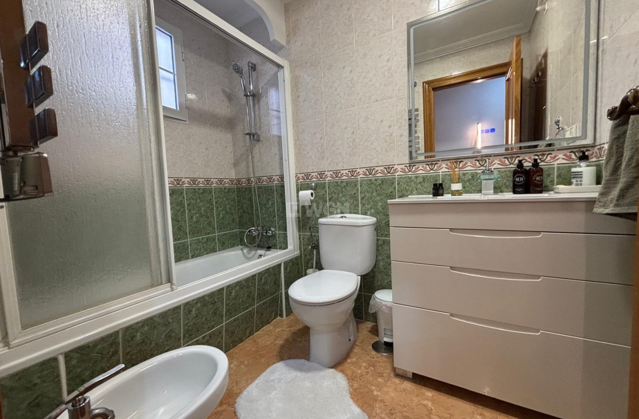 Odsprzedaż - Mieszkanie w bloku - Torrevieja