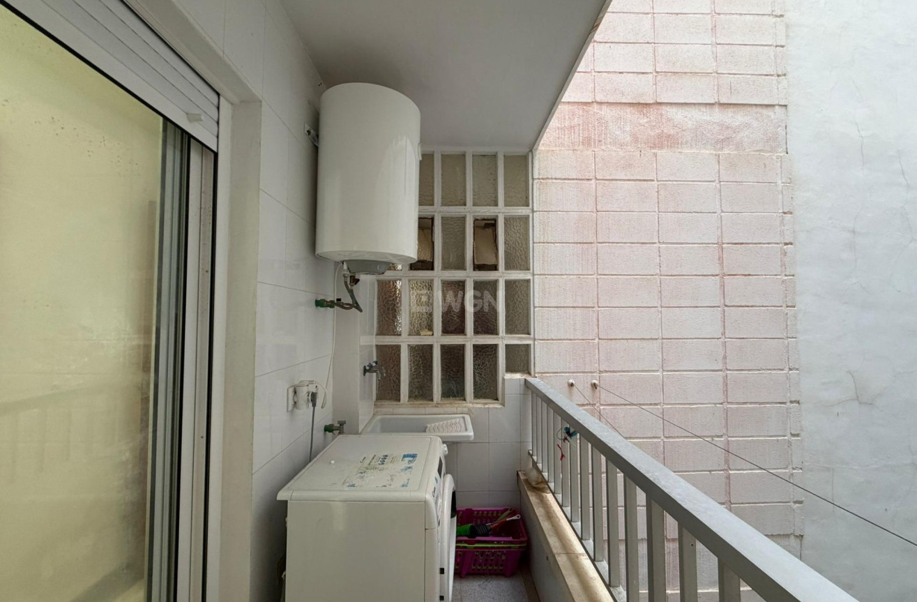 Odsprzedaż - Mieszkanie w bloku - Torrevieja - Playa de los Locos