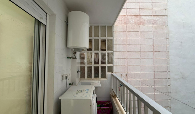 Odsprzedaż - Mieszkanie w bloku - Torrevieja - Playa de los Locos