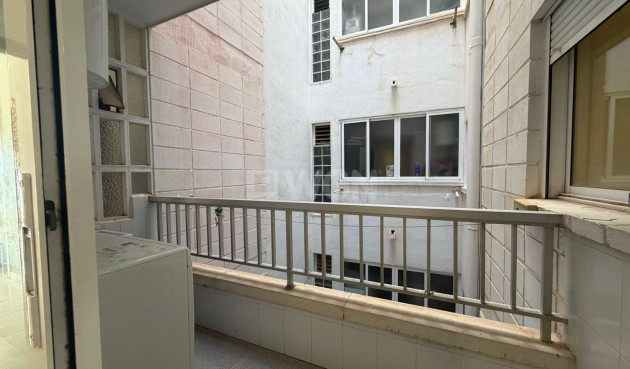 Odsprzedaż - Mieszkanie w bloku - Torrevieja - Playa de los Locos