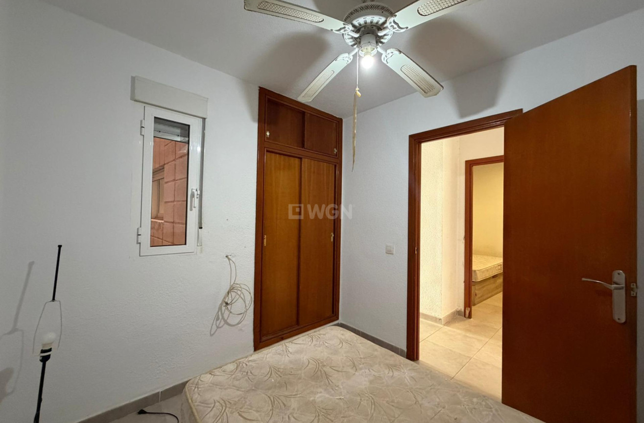 Odsprzedaż - Mieszkanie w bloku - Torrevieja - Playa de los Locos