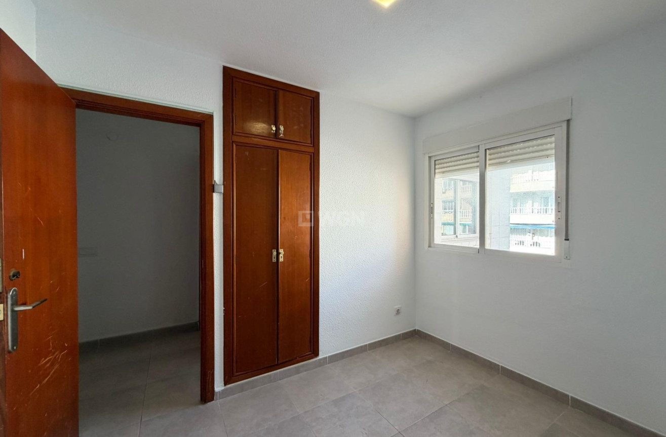 Odsprzedaż - Mieszkanie w bloku - Torrevieja - Playa de los Locos