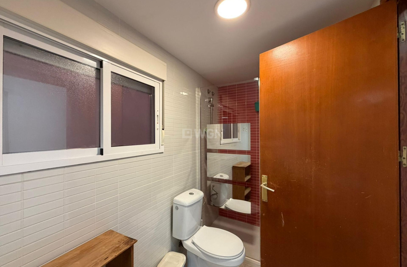 Odsprzedaż - Mieszkanie w bloku - Torrevieja - Playa de los Locos